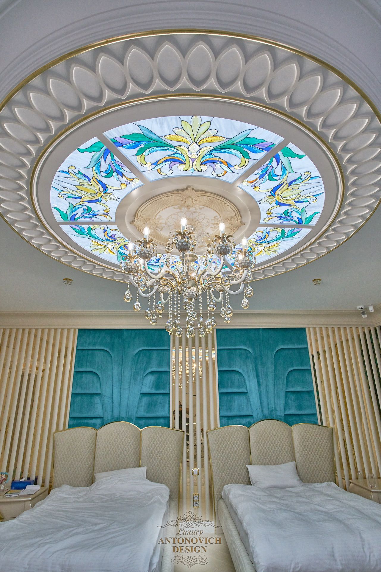 Интерьер спальни в бежевом цвете с бирюзовыми акцентами. Студия Antonovych Design