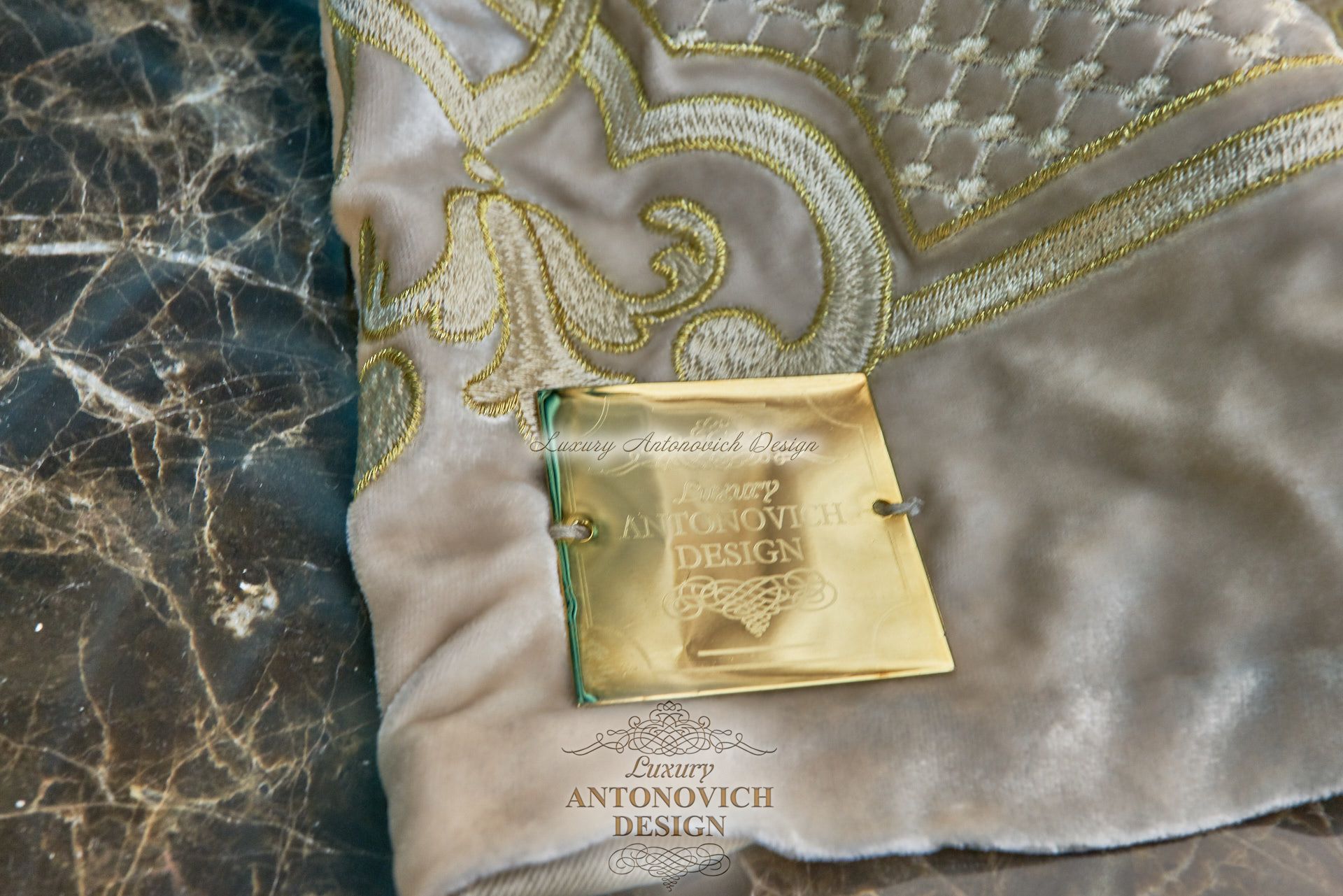 Шторы в элегантной гостиной в классическом стиле, Студия Antonovych Design