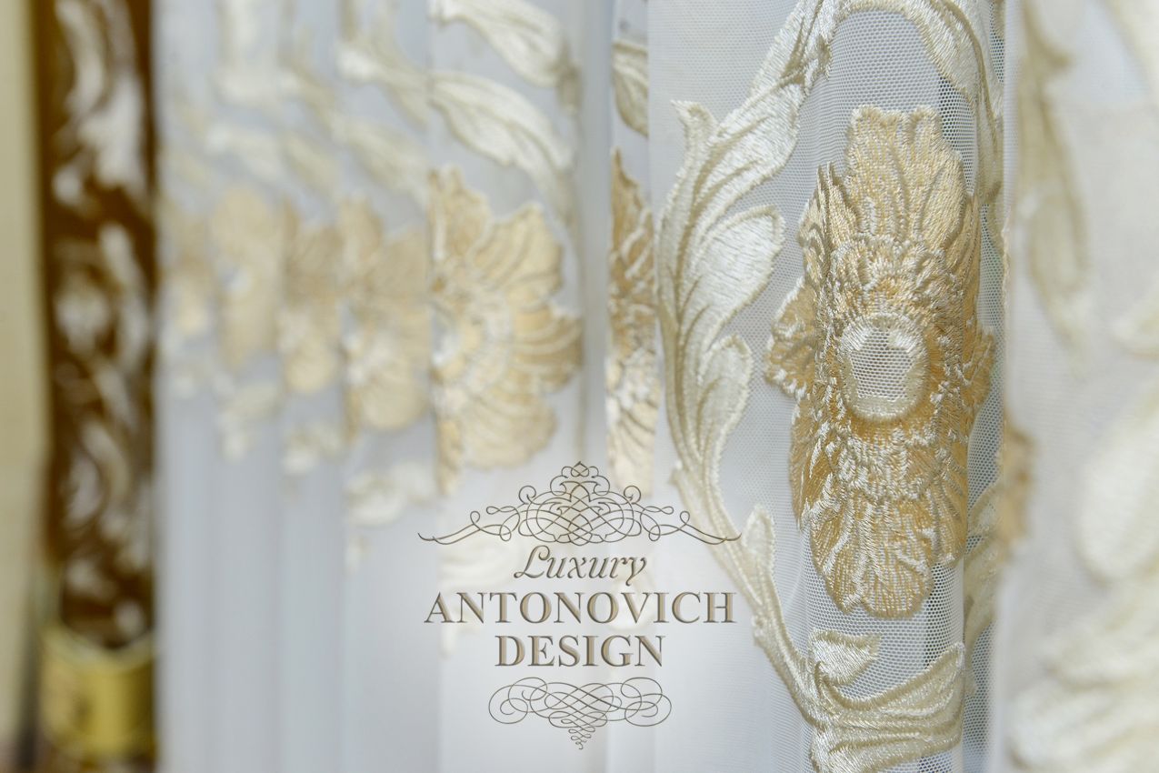 Элитные гардины с вышивкой в гостиной