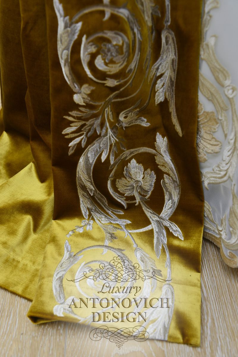 Шикарная вышивка на бархатных шторах в классическом стиле