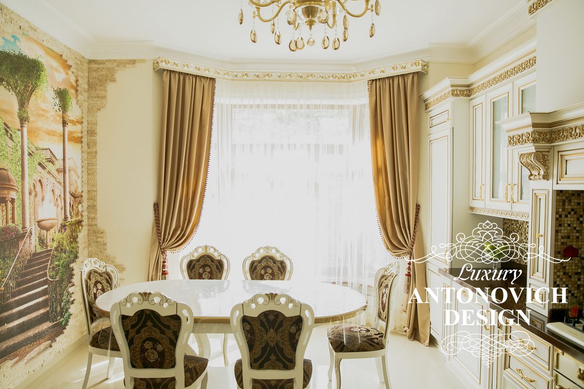 Красивые шторы из золотистого шелка в интерьере кухни